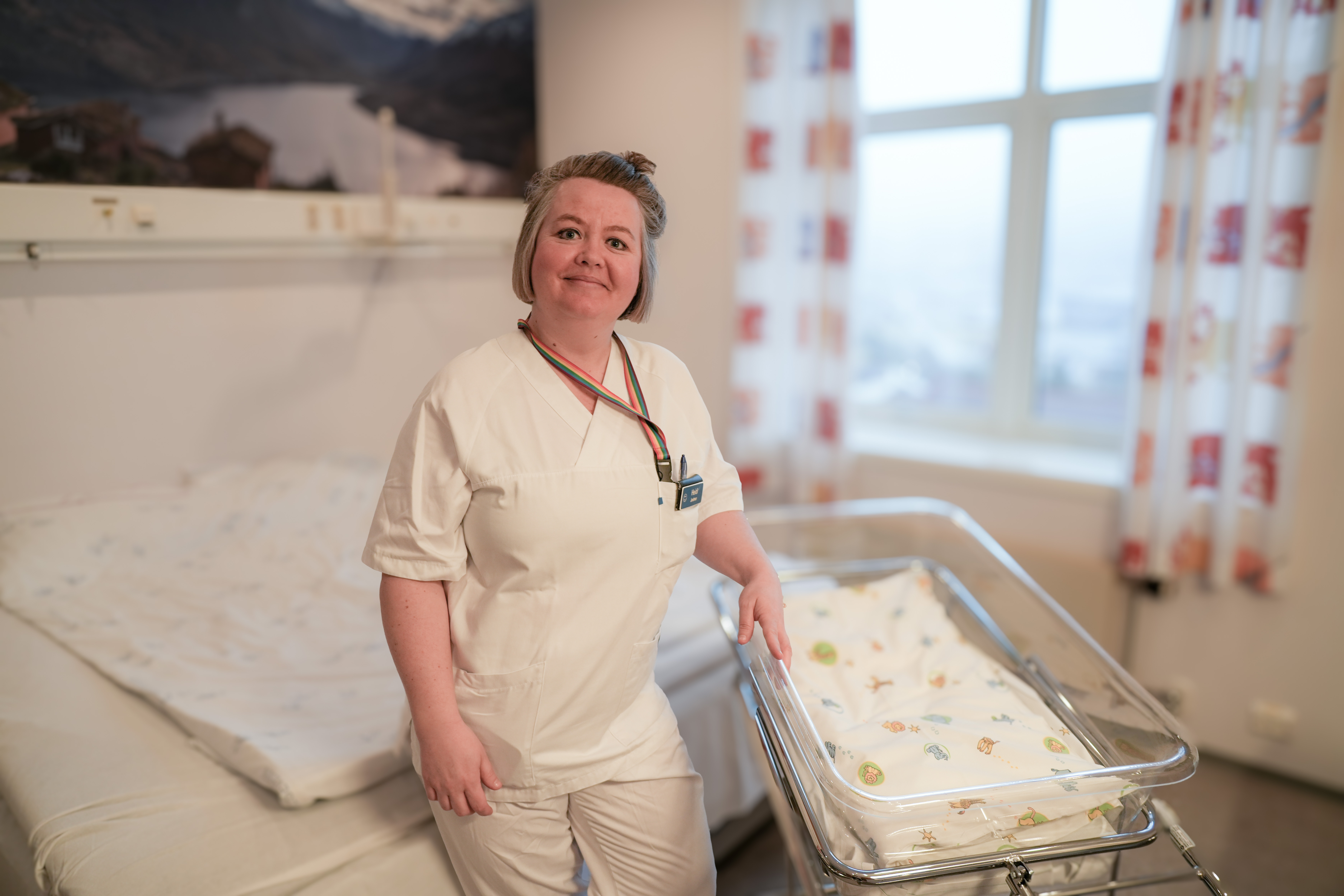 Ei kvinneleg jordmor som står inne på eit barselrom ved Nordfjord sjukehus