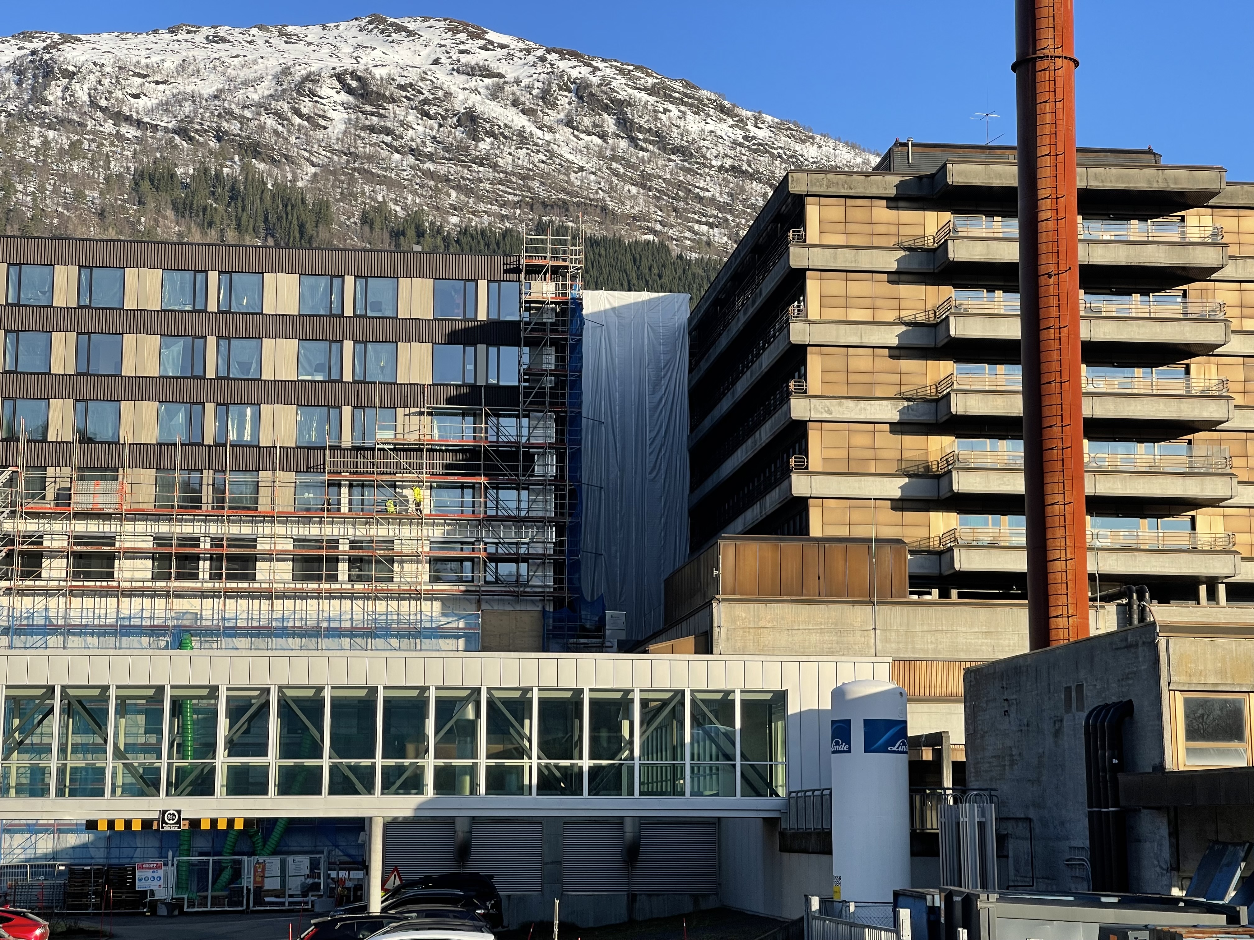 Bilde av eit nytt sjukehusbygg..