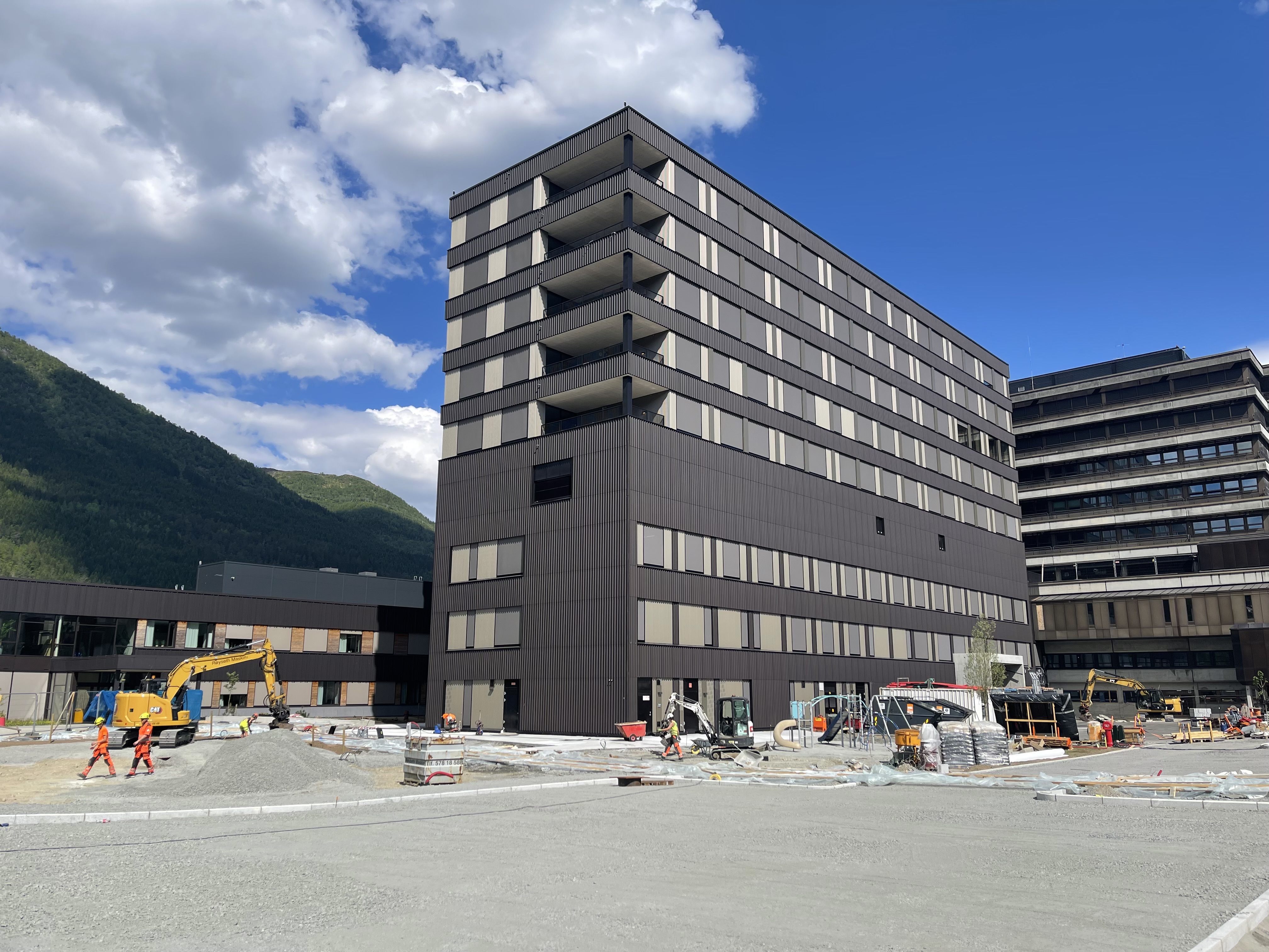 En stor bygning med mange vinduer