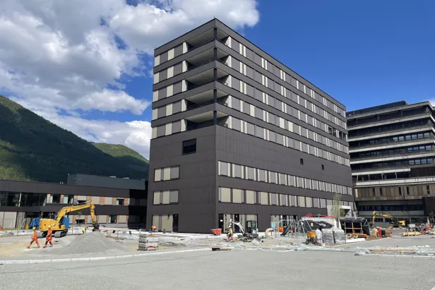 En stor bygning med mange vinduer