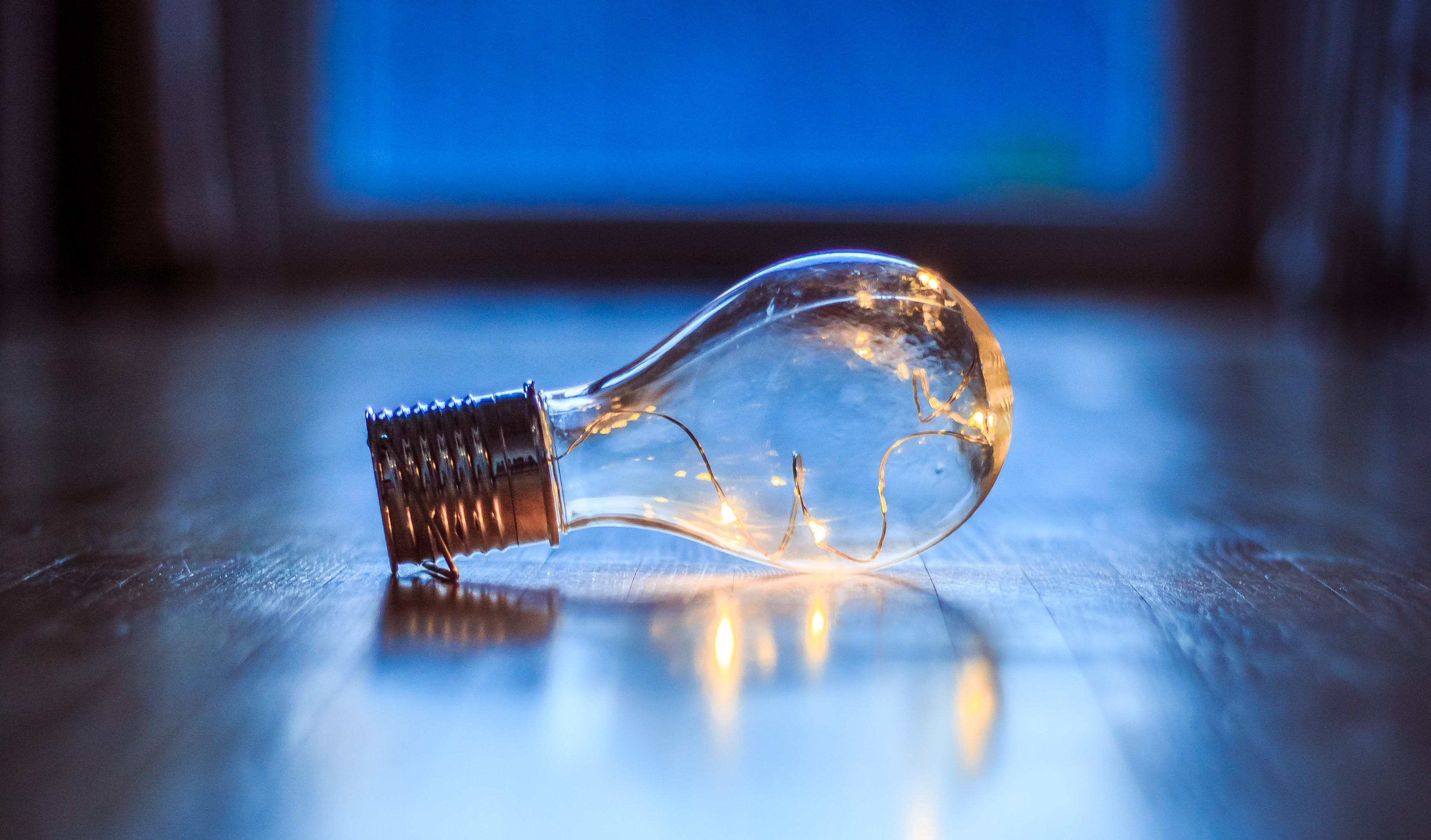 Lyspære som ligger på et bord