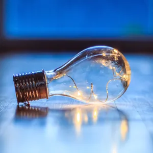 Lyspære som ligger på et bord