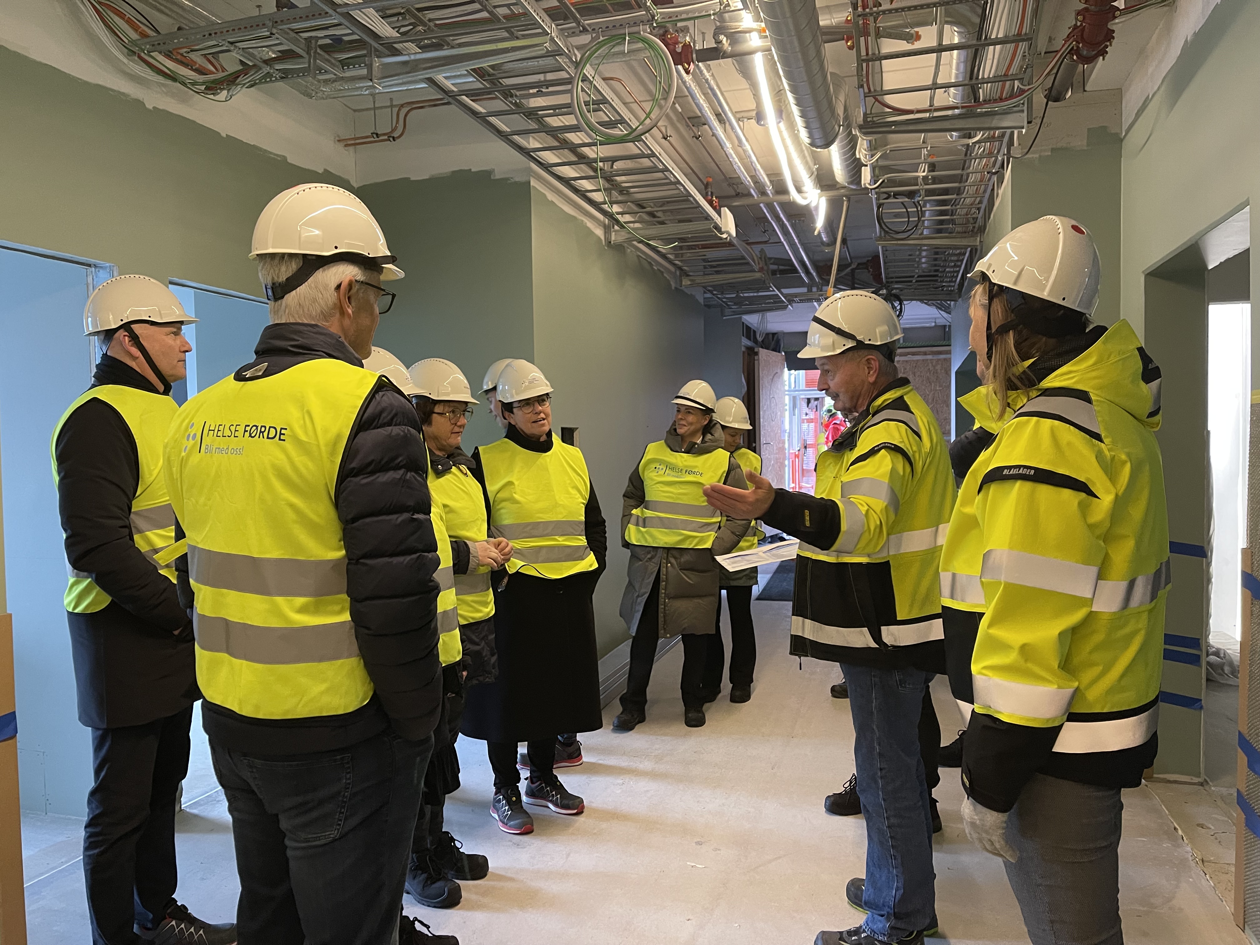 En gruppe mennesker iført sikkerhetsvester