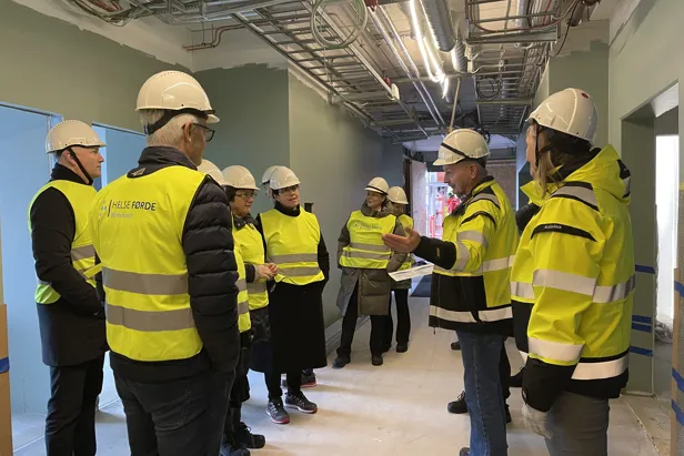 En gruppe mennesker iført sikkerhetsvester