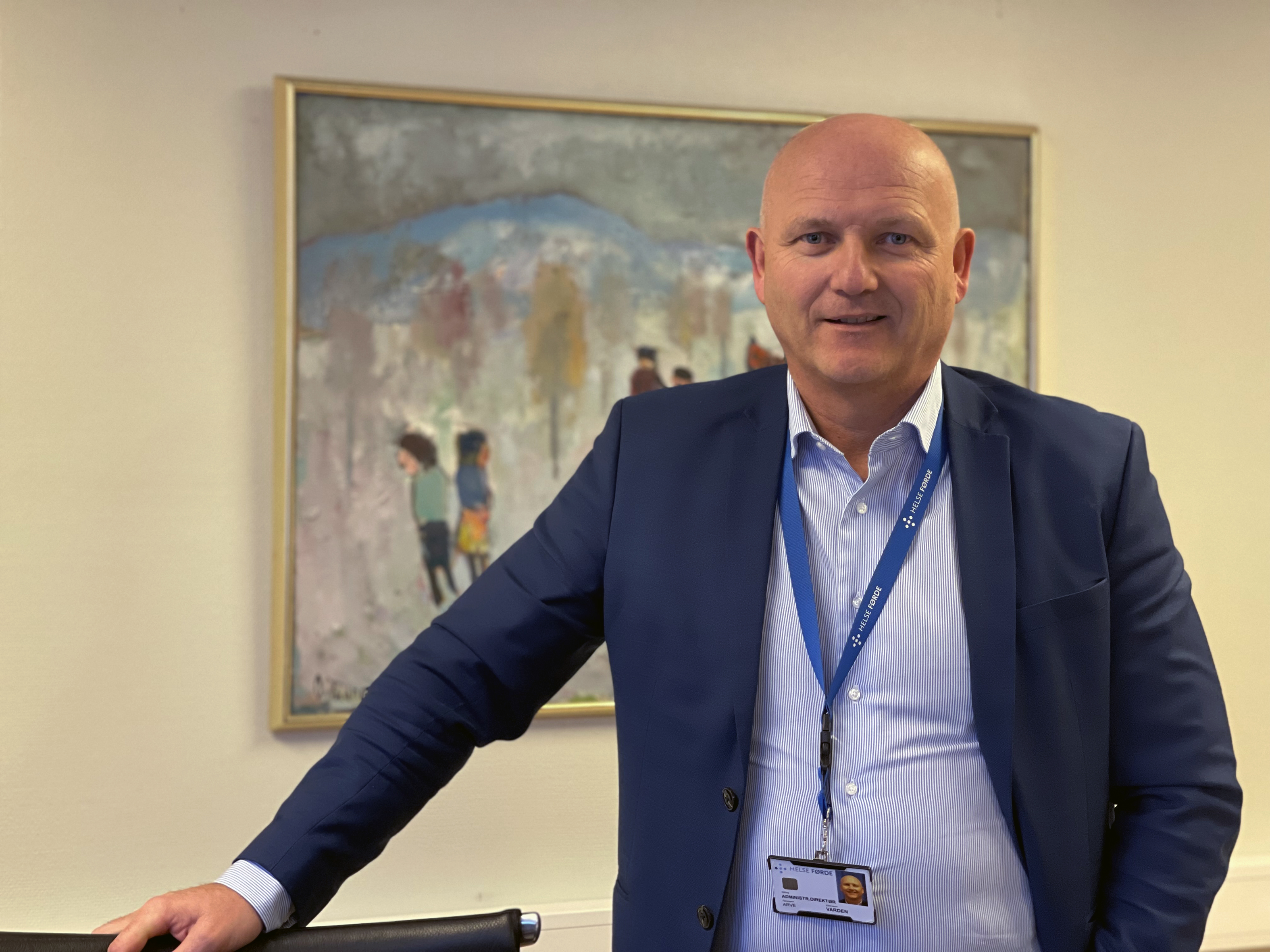 Ein mann i blå dress