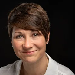 Et nærbilde av en mann