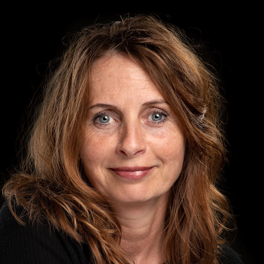 En kvinne med langt hår