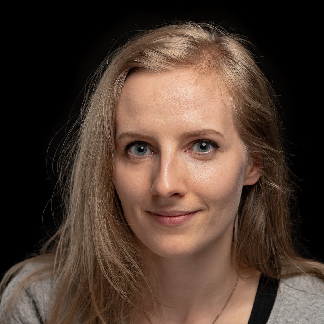 En kvinne med langt hår