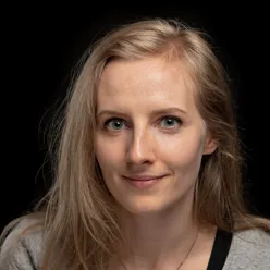 En kvinne med langt hår