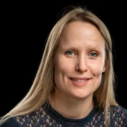 En kvinne med blondt hår