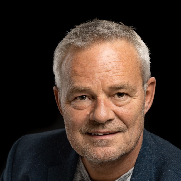 En mann med grått hår