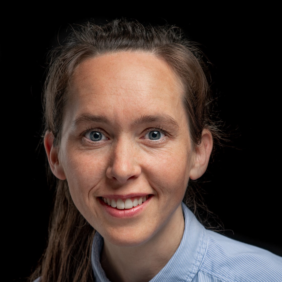 Et nærbilde av en mann som smiler