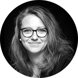 Et nærbilde av en kvinne med langt hår og briller