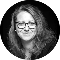 Et nærbilde av en kvinne med langt hår og briller