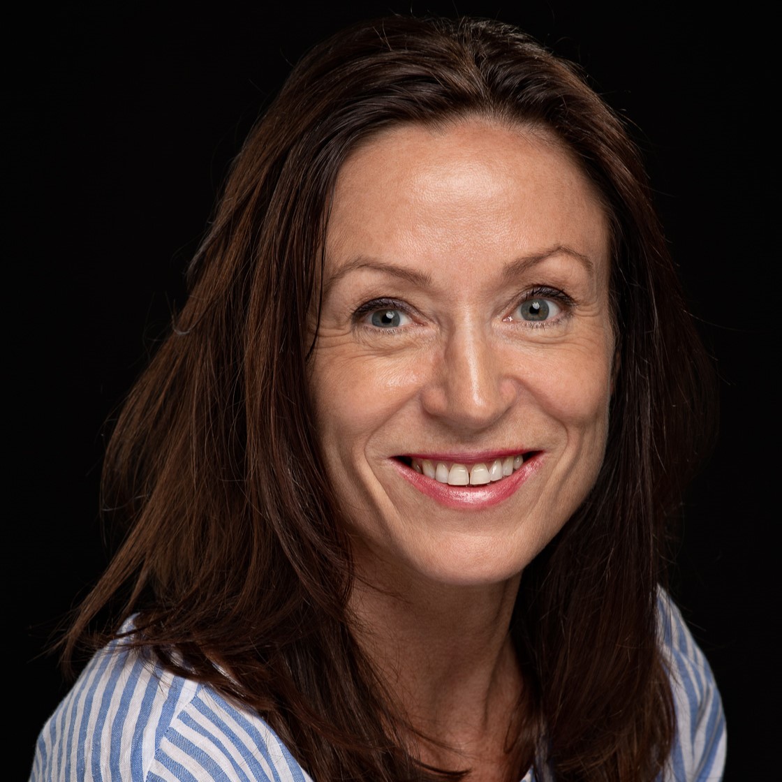 Et nærbilde av en kvinne som smiler