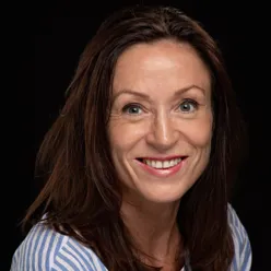 Et nærbilde av en kvinne som smiler