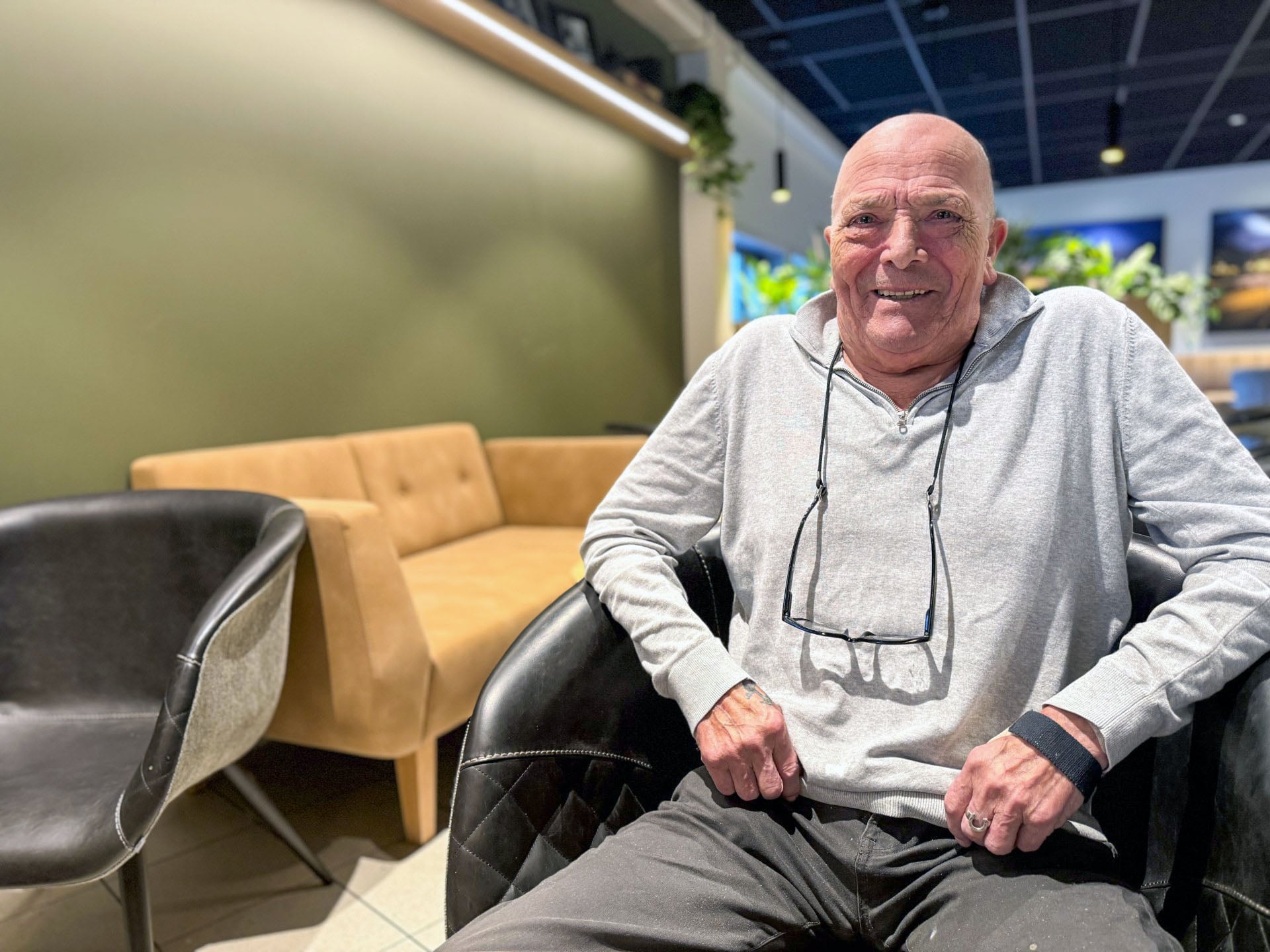 Per Fossheim sittande på kafe i Førde