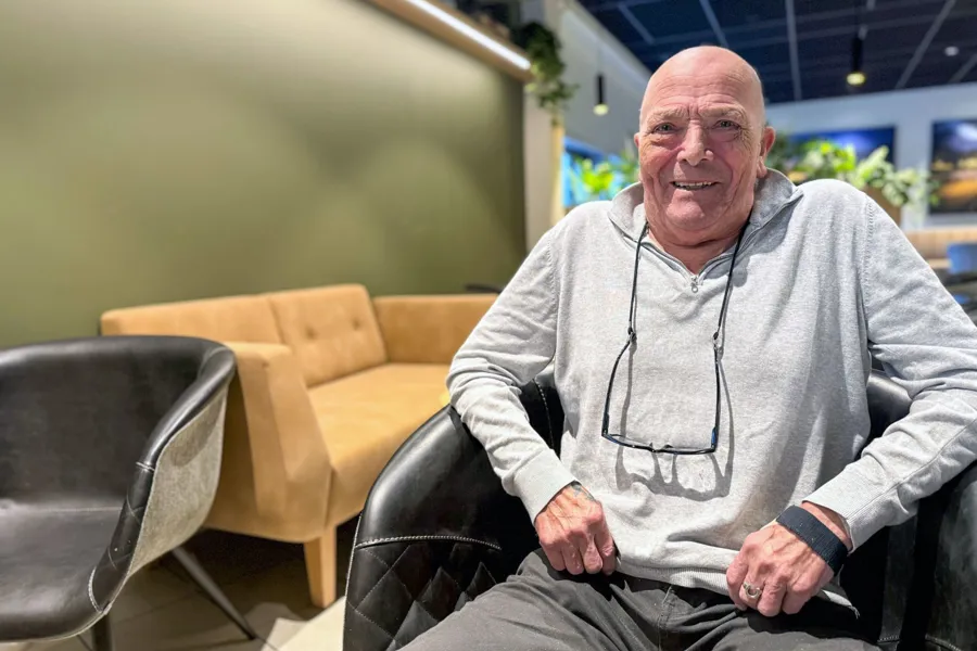 Per Fossheim sittande på kafe i Førde