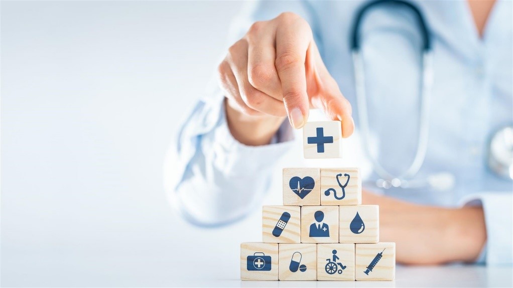 En person som holder et kort