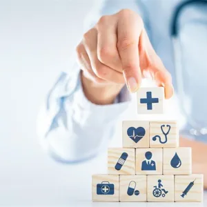 En person som holder et kort