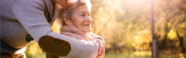 En eldre kvinne som holder en baby