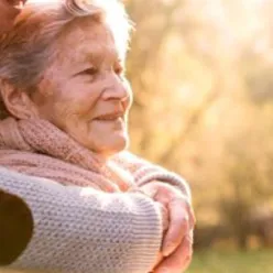 En eldre kvinne som holder en baby