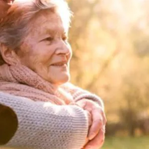 En eldre kvinne som holder en baby