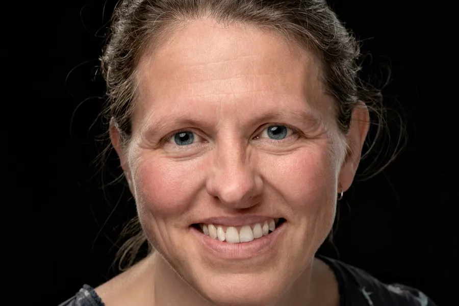 En person som smiler til kameraet