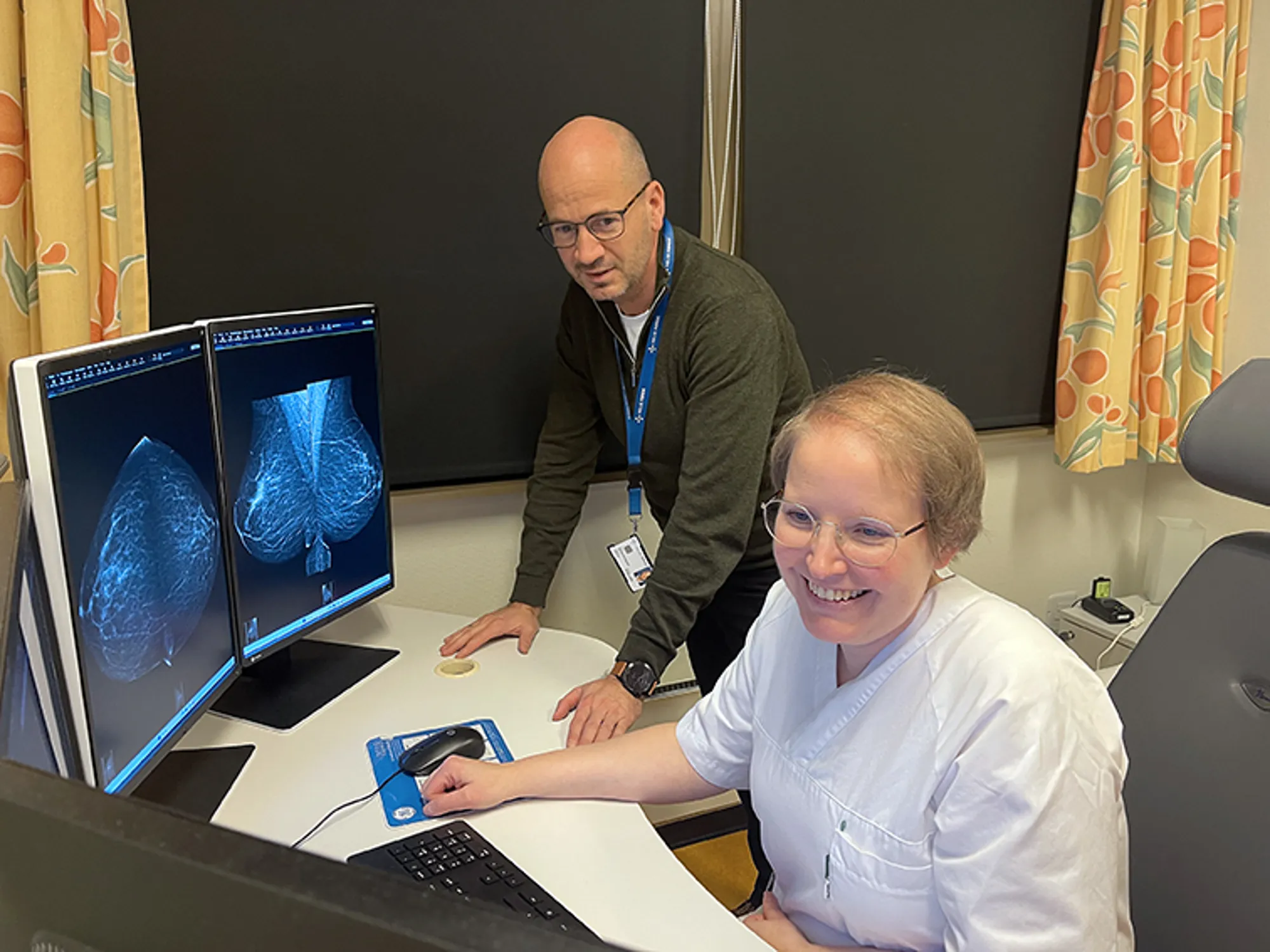 Avdelingssjef Børge Stavland og fagradiografen Sunniva Knapstad Hjertenes ser på røntgenbilder på ein dataskjerm