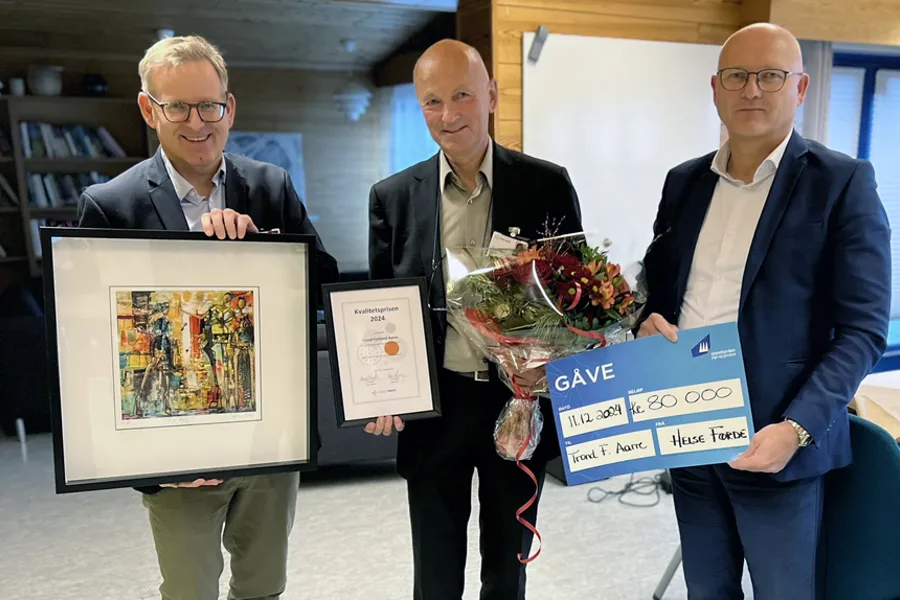 Prisvinnaren Trond F. Aaarre saman med direktør for psykisk helsevern, Børge Tvedt og administrerande direktør Arve Varden