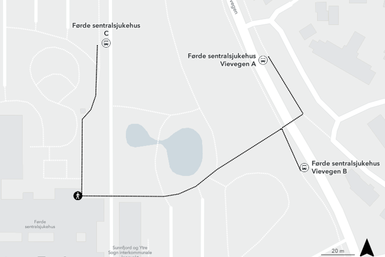 Eit kart som viser dei ulike haldeplassane ved sjukehuset, og korleis ein kan gå frå dagens plassering ved hovudinngangen, til ny plassering.