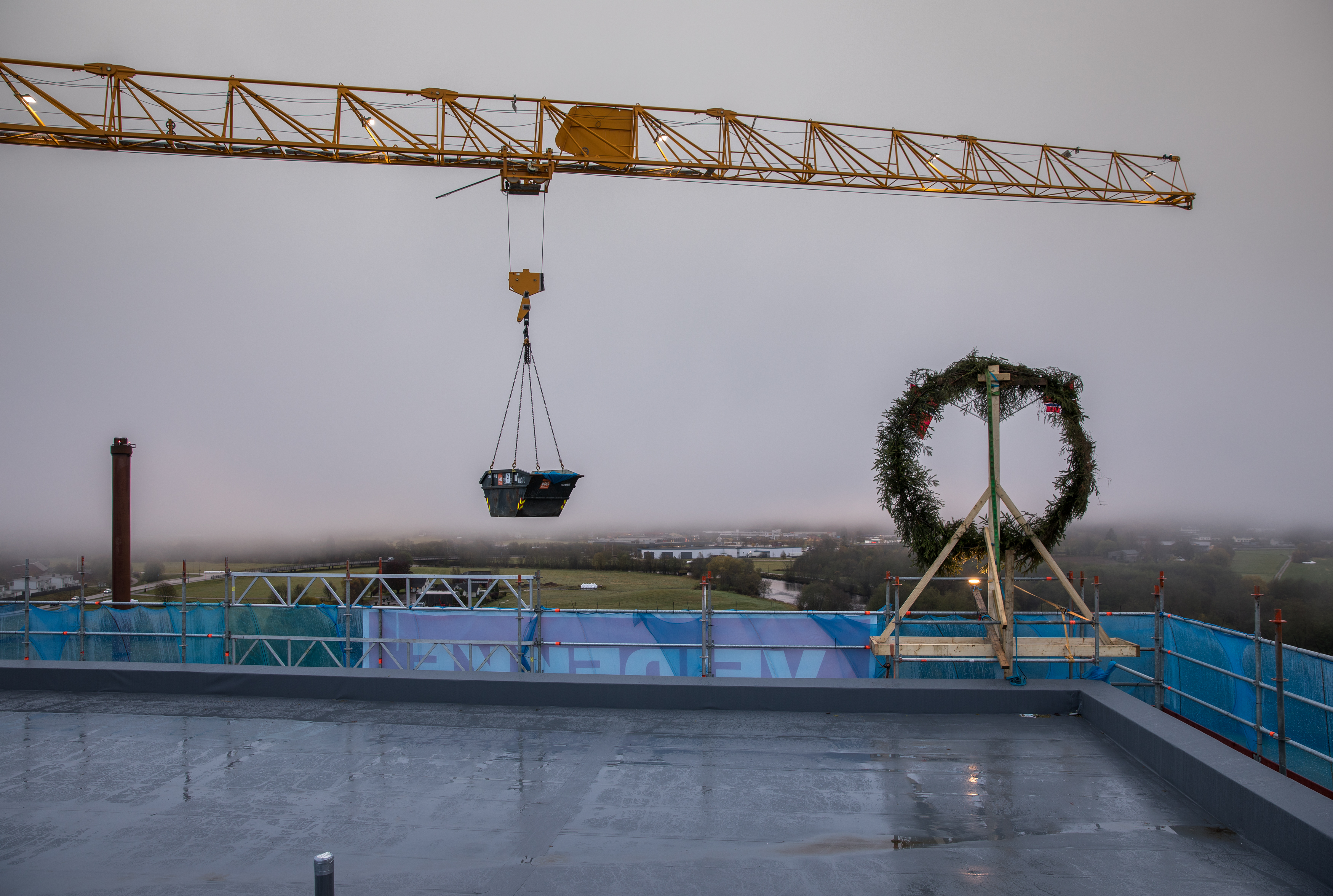 Bilde av en heisekran og en krans på toppen av Livabygget, under byggingen ved Førde sentralsykehus
