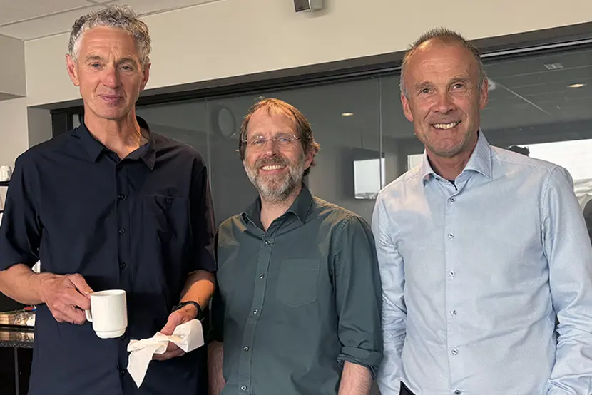 Kommunalsjef John Olaf Røhme i Luster kommune saman med Asle Kjørlaug og Svein Ove Alisøy frå Helse Førde til høgre.