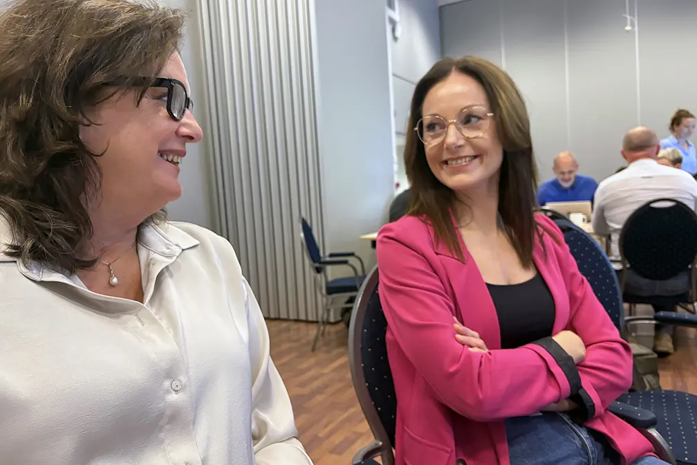Kommunalsjef i Stad kommune Barbro Longva i samtale med kommunalsjef i Bremanger kommune, Randi Ytrehus