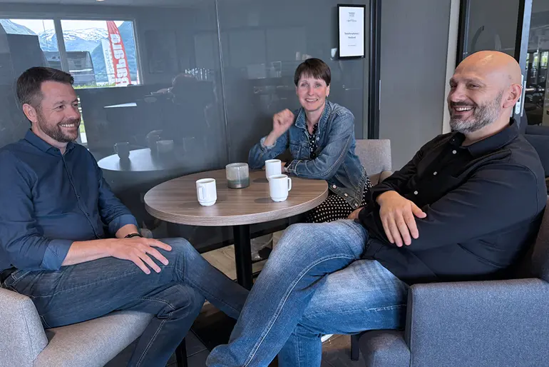 Kommuneoverlege i Stad kommune, Thomas Vingen Vedeld i samtale med samhandlingssjef i Helse Førde, Dagrun Kyrkjebø og interkommunal samhandlingskoordinator Kjell-Wernik Nystøl.