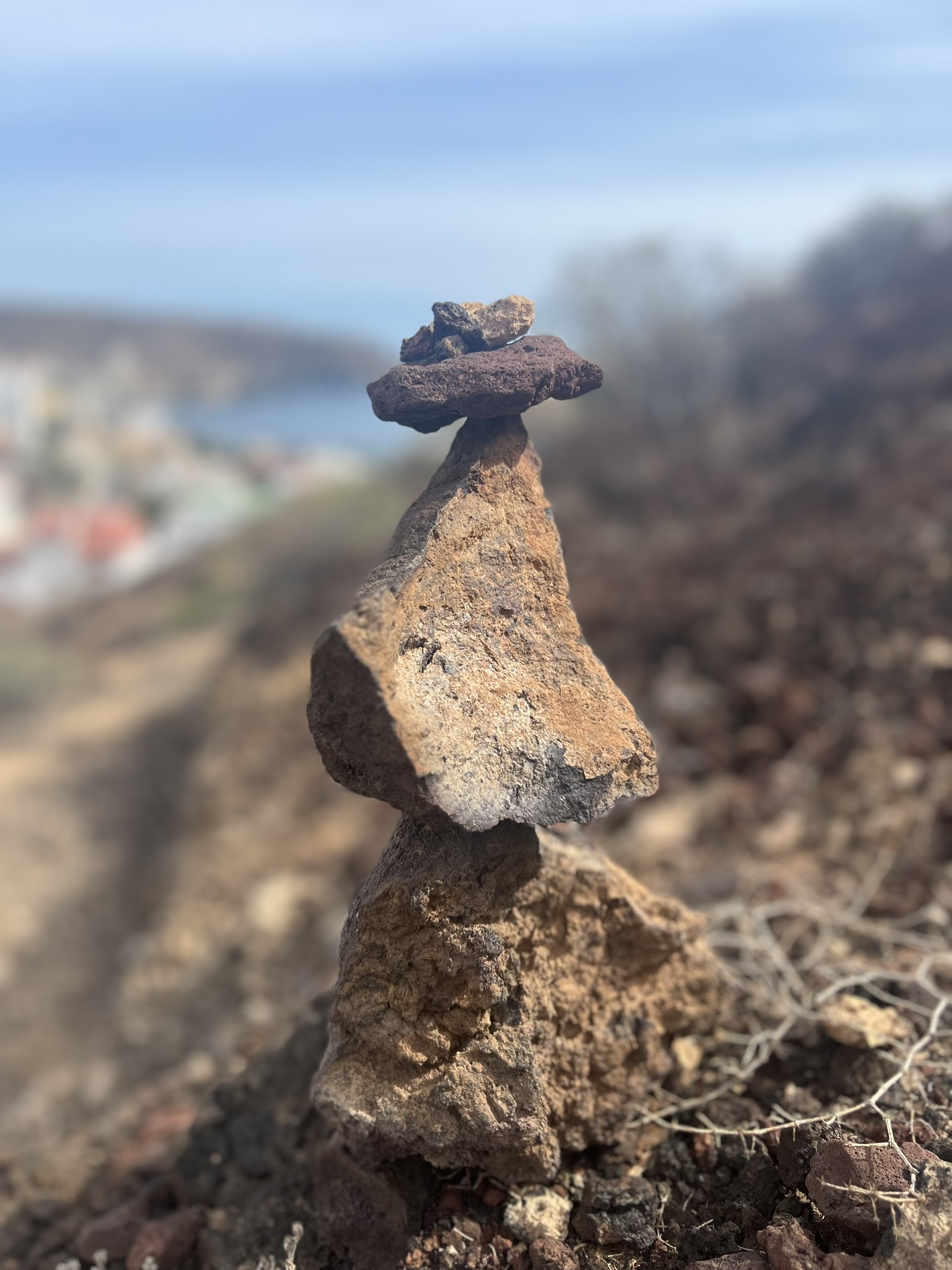 Ein varde med stabla steinar