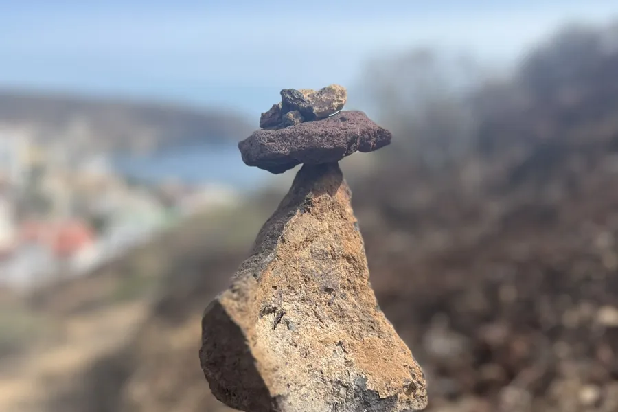 Ein varde med stabla steinar