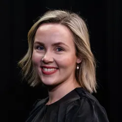 Portrettbilde av en smilende kvinne med blondt hår