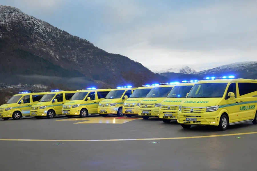 Ei rekke ambulansar på rad og rekke