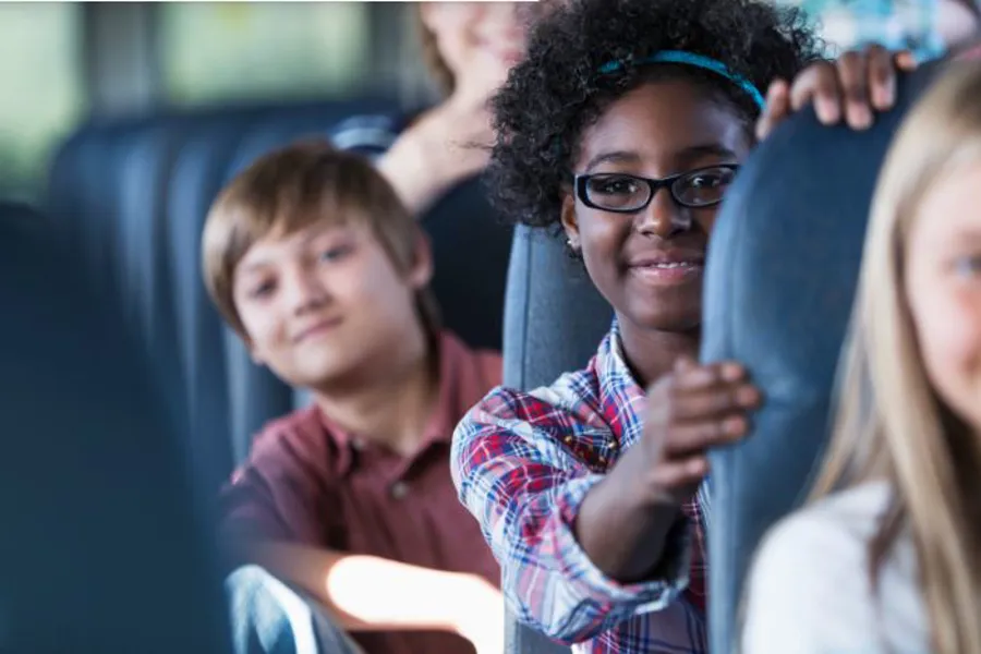 Ungdomar som sit saman på bussen