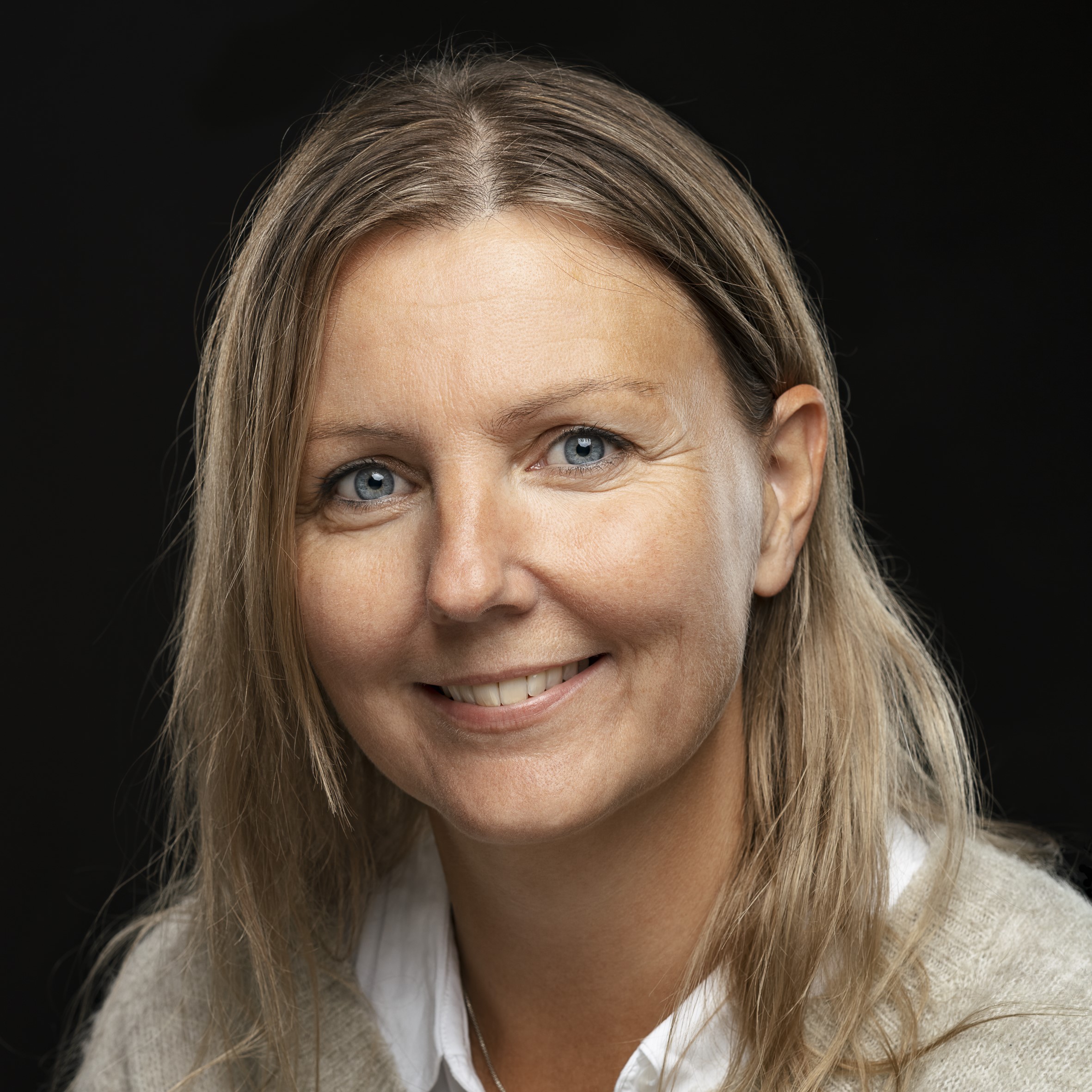 Et nærbilde av en smilende person