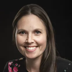 En person som smiler til kameraet