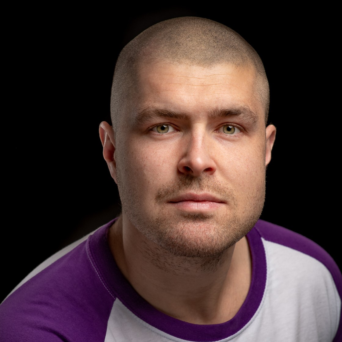 En mann i en lilla skjorte