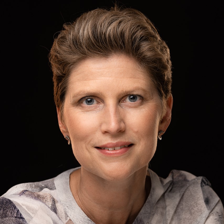 En person med kort hår