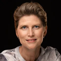 En person med kort hår