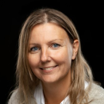 Et nærbilde av en kvinne som smiler