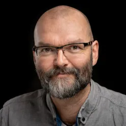 En mann med skjegg og briller