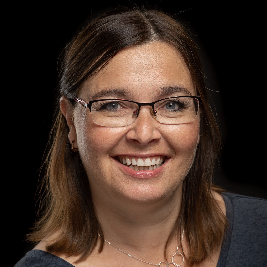 En person som bruker briller