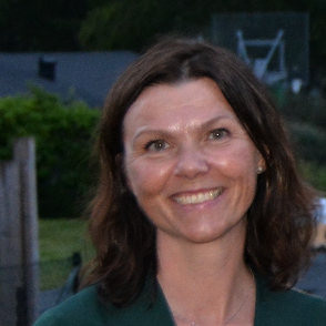 Et nærbilde av en kvinne som smiler