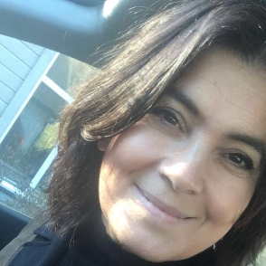 En kvinne som tar en selfie